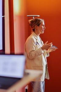 Katarina Borchert beim Impulsvortrag zur Eröffnung des HYDE Future Lab
